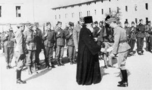Patrijarh Gavrilo Dožić obilazi Srpski dobrovoljački SS korpus 1945. godine (po verziji SPC, tada je bio zatočen u Dahauu)